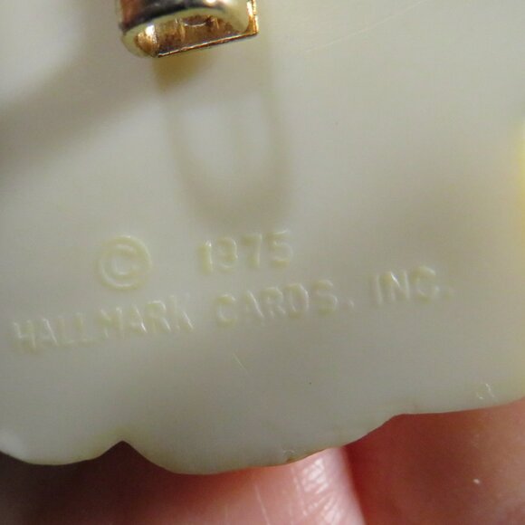Hallmark 1975 Easter Rabbit Bunny Lapel Pin Vintage Female - Picture 10 of 11